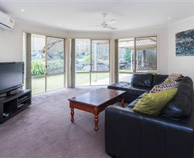 At Theme Park Central Holiday House - Restaurant Gold Coast 2