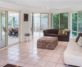 At Theme Park Central Holiday House - Restaurant Gold Coast 3