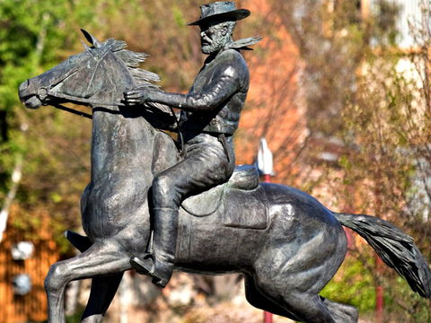 Thunderbolt's Statue And Constable Walker Memorial - Restaurant Gold Coast 0