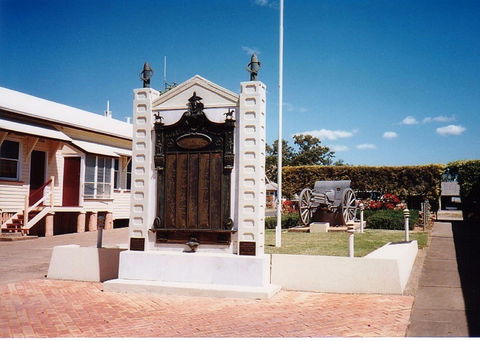 Gayndah War Memorial - Restaurant Gold Coast 0