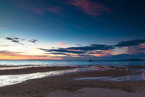 Bareboat Hire - Cattitude 7 Nights - Restaurant Gold Coast 1