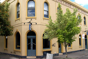 The College Lawn Hotel - Restaurant Gold Coast 0