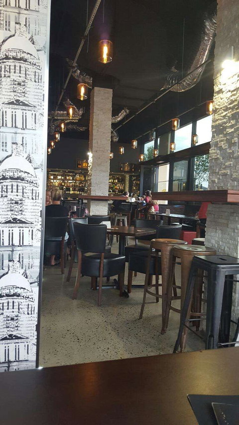 Cottons Wine Bar - Restaurant Gold Coast 0