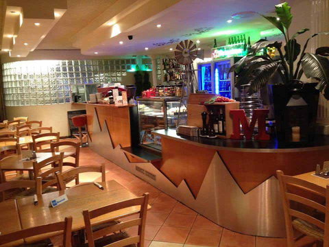 Montania Cafe Bar Restaurant - Restaurant Gold Coast 0