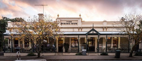 The Rising Sun Hotel, Auburn - Restaurant Gold Coast 0