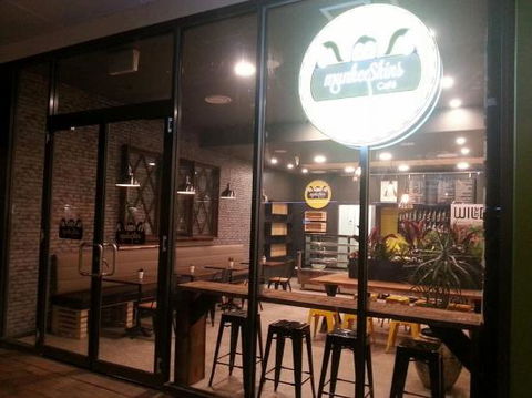 Munkeeskins Cafe - Restaurant Gold Coast 0