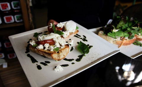 Worn-Out-Wares Cafe - Restaurant Gold Coast 11