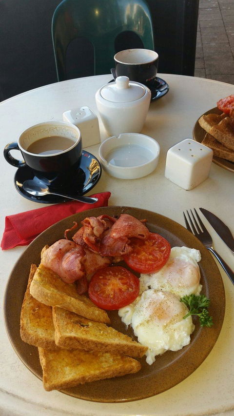 Ozzie's Coffee Lounge - Restaurant Gold Coast 6