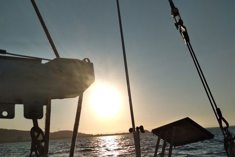 Townsville Small Group Early Morning Sailing Cruise Boat Tour Charter Hire - Restaurant Gold Coast 5