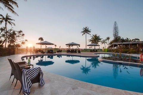 Tangalooma Island Resort Whale Watching Day Cruise With Dolphin Feeding - Restaurant Gold Coast 4