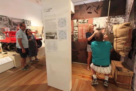 Cairns Aquarium And Small Group City Sightseeing Tour - Restaurant Gold Coast 1